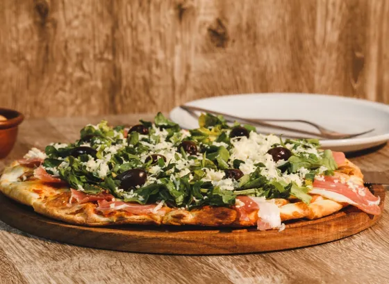 Pizza con jam&oacute;n crudo, r&uacute;cula y parmesano